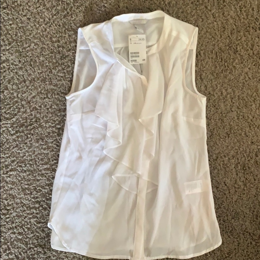 H&M sleeveless flowy button up top